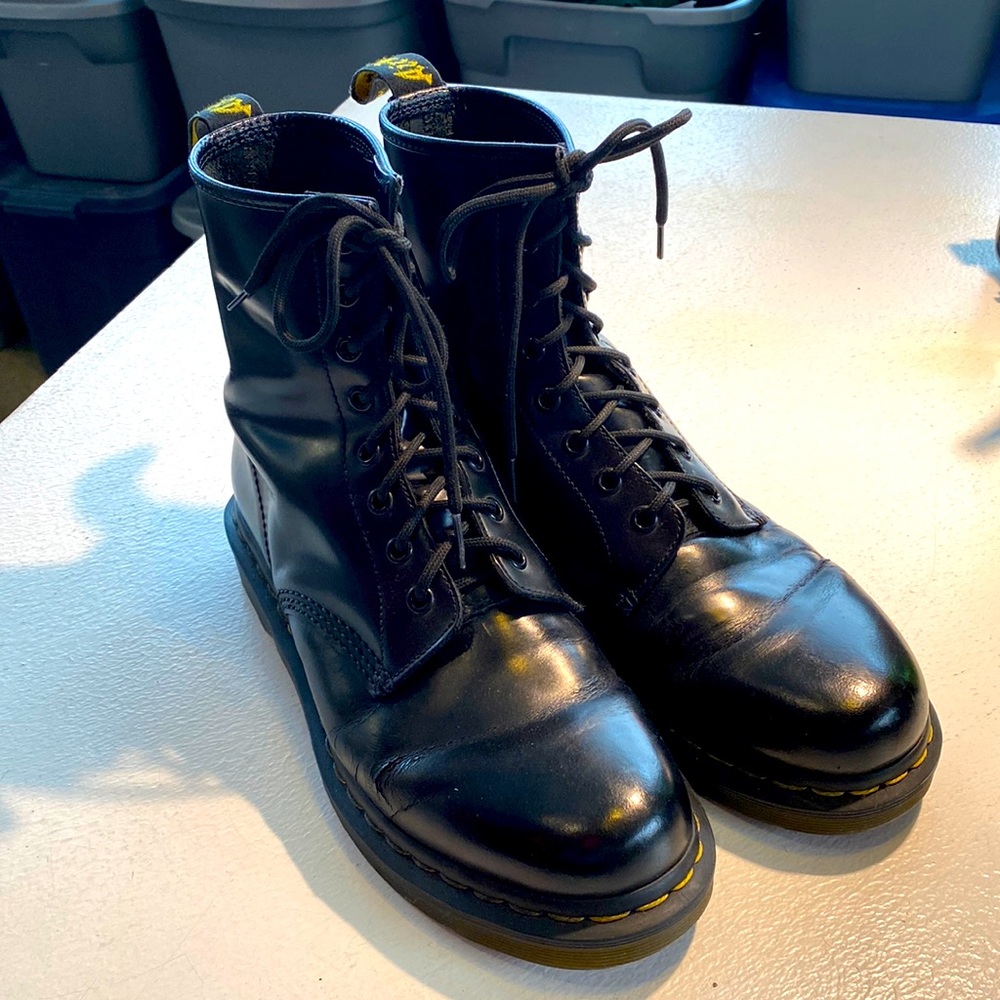 Women’s 9 (EU 41) Dr. Martens 1460 Smooth Leather Boots